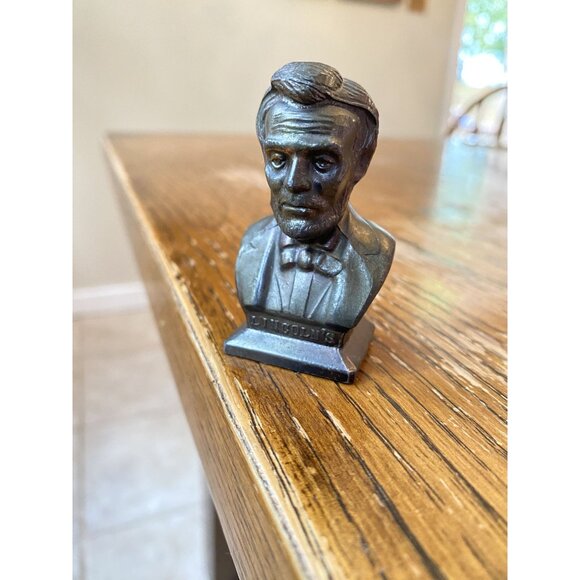 Vintage Abraham Lincoln Miniature Bust Statue 2.5" Tall Bronze Finish Collectibl - Picture 1 of 5